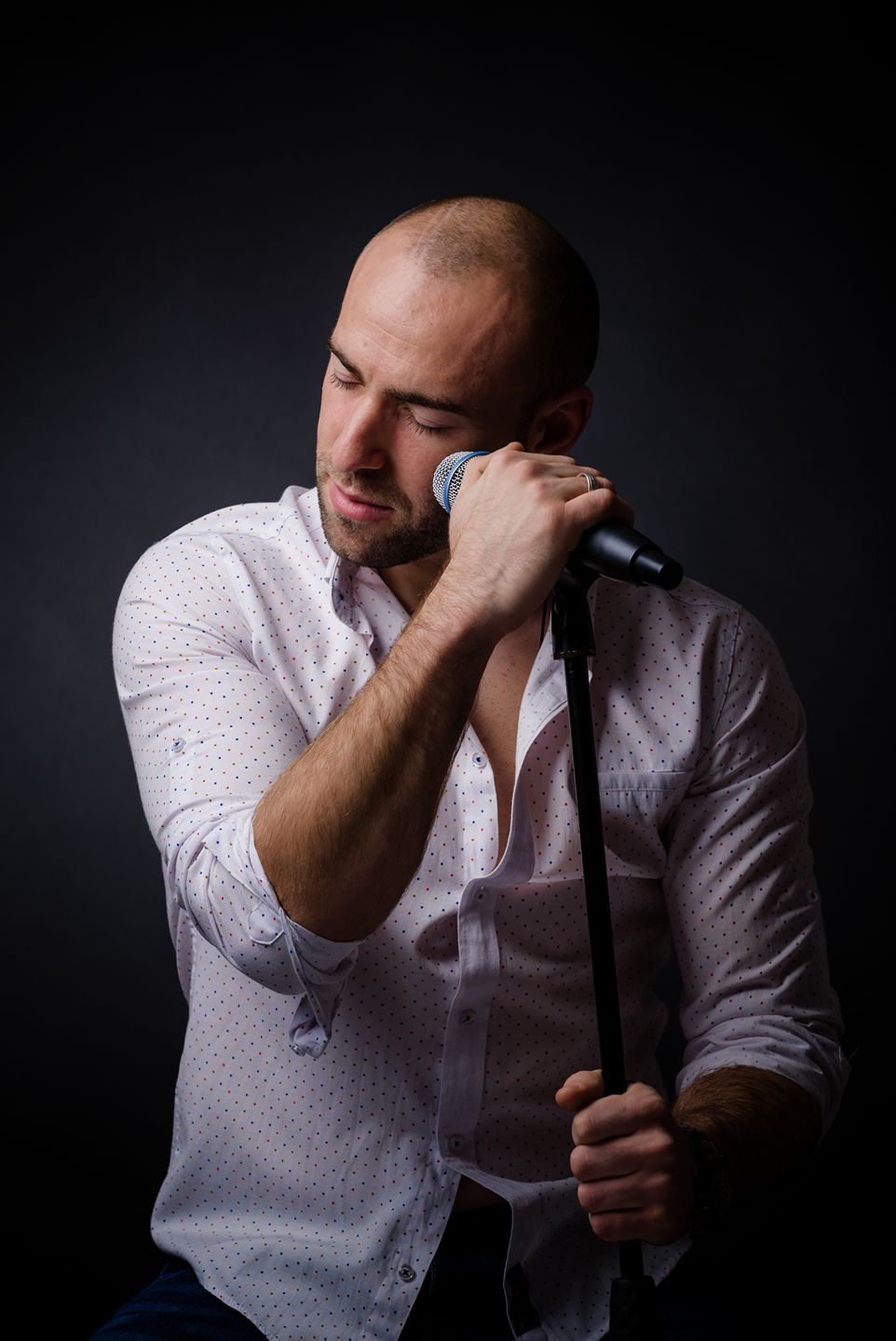 Adnan Nezirov pjevač