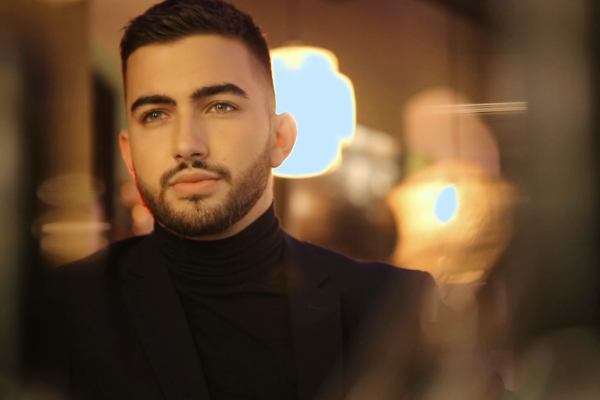 AJDIN KOSO DEBITUJE PJESMOM “VEČERA ZA DVOJE” – EMOTIVNA PRIČA O LJUBAVI KOJA TRAJE